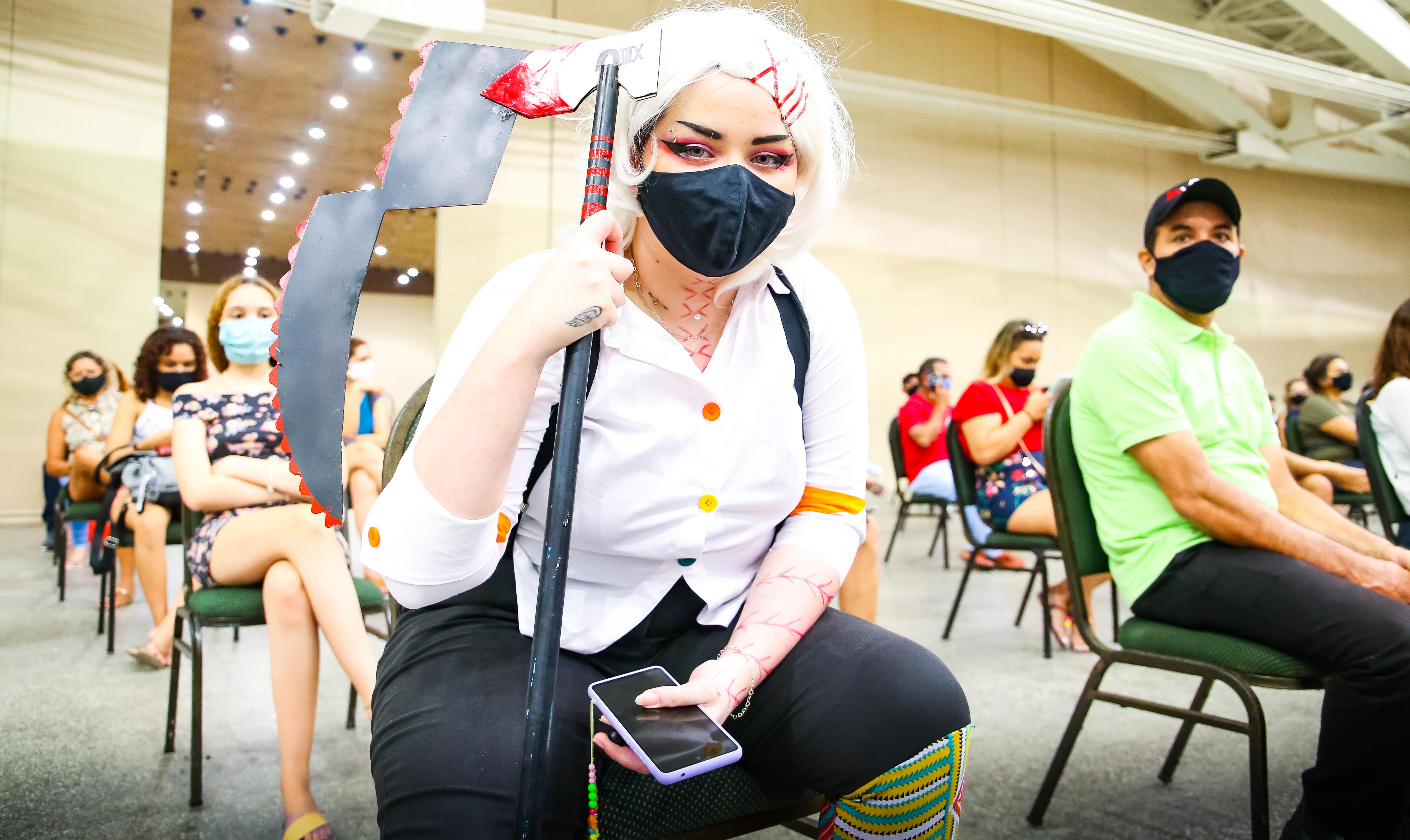 adolescente fazendo cosplay. ela está com uma peruca branca e pintura no rosto